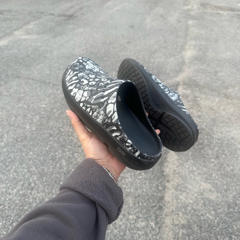 OOFOS Monochrome Patterned Clogs - image 3